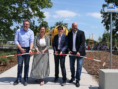 Thorsten Schatz, Tina K., Dr. Sandra Obermeyer und Frank Bewig bei der Eröffnung des Spielplatzes