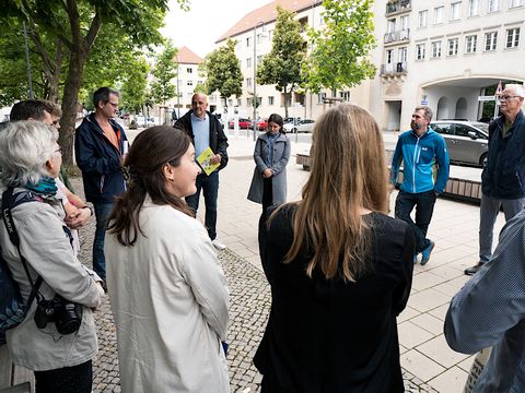 Rundgang mit StS Machulik, BzSR Schuler und Kekuellueoglu im Foerdergebiet Frankfurter Allee Nord