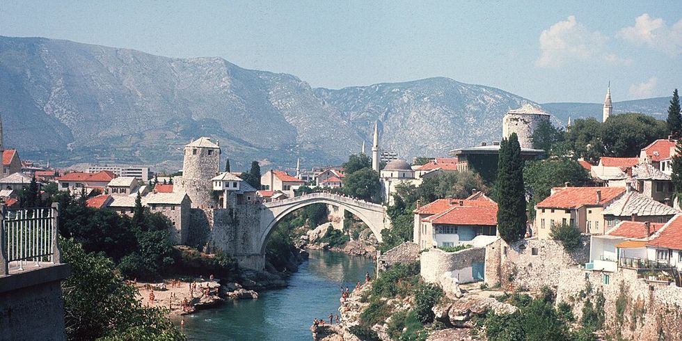 Blick auf die Brücke Stari Most in Mostar 