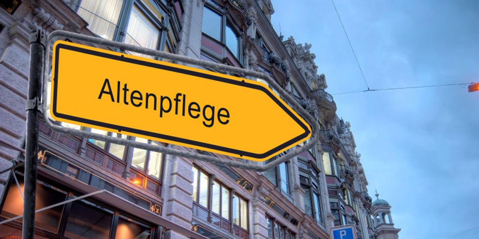 Ein Hinweisschild mit der Aufschrift 'Altenpflege'