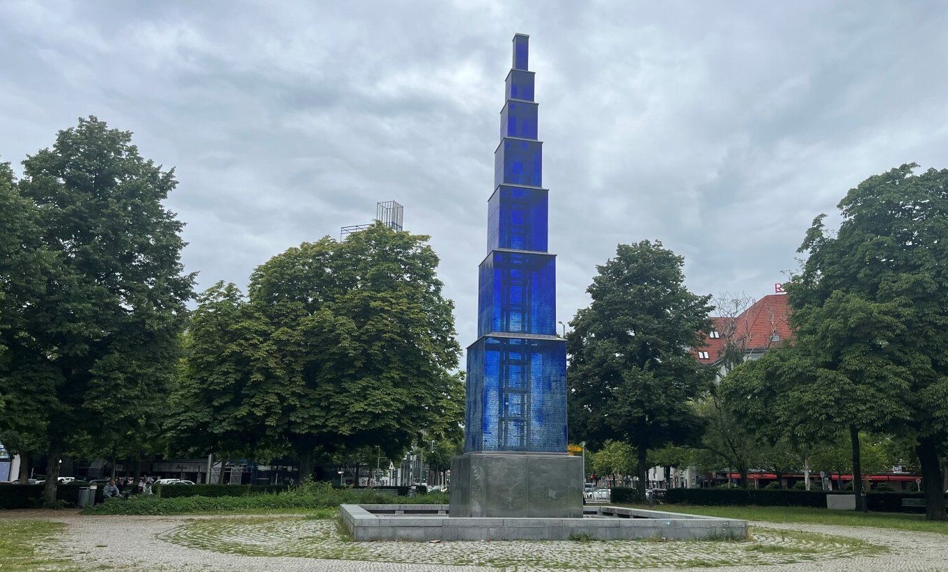 Blauer Obelisk am Theodor-Haus-Platz