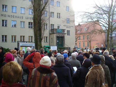 Vor dem Gemeindehaus, Foto: KHMM