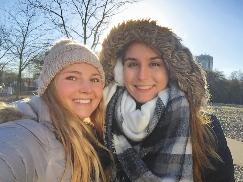 Gabriela Mendelsohn (links) und ihre Cousine - Gabriela Mendelsohn (left) and her cousin