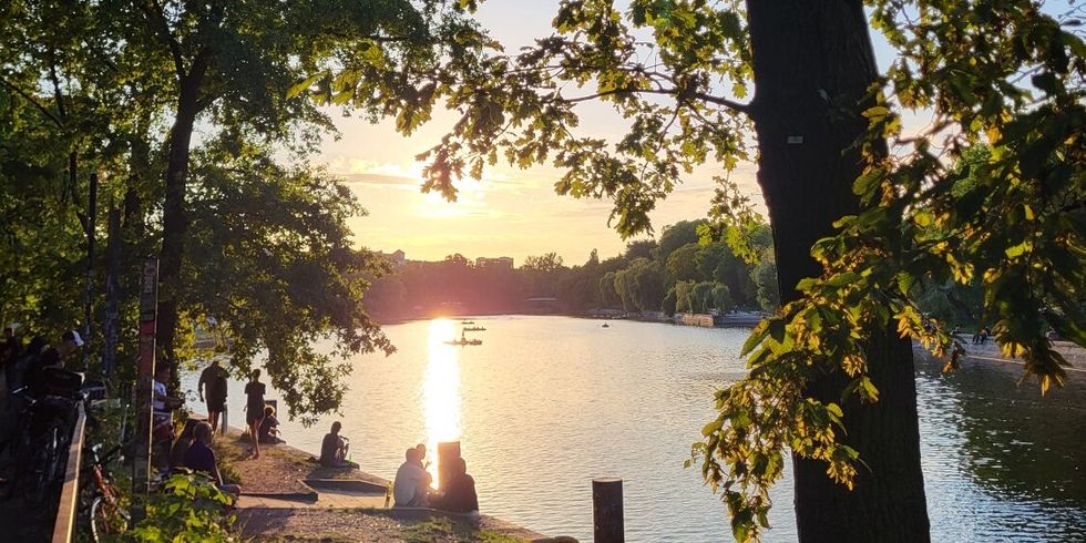 Blick auf den Urbanhafen beim Sonnenuntergang