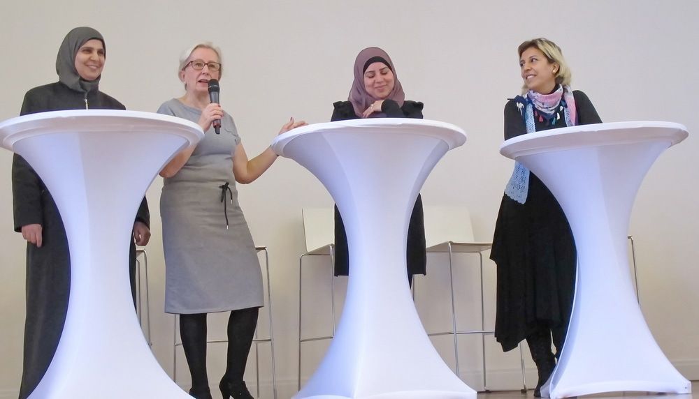 Teilnehmerinnen-Gruppe auf dem Podium