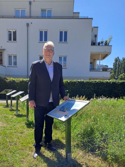 Bildvergrößerung: Kulturstadtrat Harald Muschner (CDU) auf der Seewiese an der Humboldt-Bibliothek bei den reparierten Tafeln