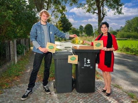 Bildvergrößerung: Verteilakton „Wundertüten“ in Reinickendorf mit Bezirksbürgermeisterin Demirbüken-Wegner (rechts).