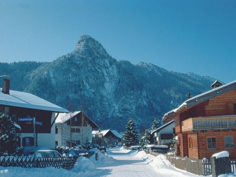 Ortsansicht von Oberammergau mit Blick auf den Hausberg Kofel, mit seinen 1.342 m Höhe prägnant über dem Ort thronend