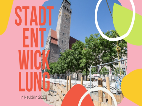 Startbild des Jahresrückblicks 2023 des Stadtentwicklungsamts Neukölln: Rathaus Neukölln mit Baustelle der Karl-Marx-Straße auf pinkem Hintergrund mit bunten Elementen umrahmt. Schriftzug: Stadtentwicklung in Neukölln