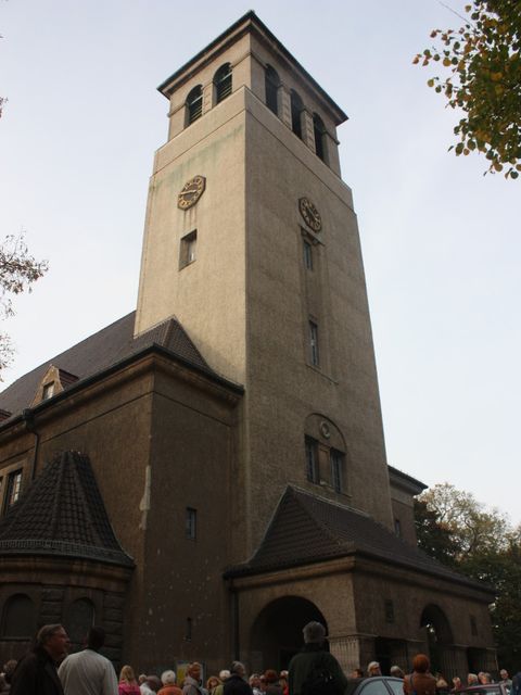 Bildvergrößerung: Der Kiezspaziergang sammelt sich vor der Glaubenskirche