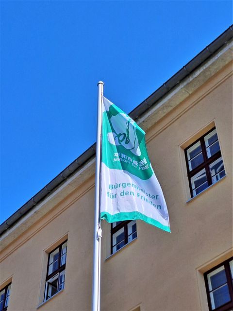 Die Mayors for Peace-Flagge weht vor dem Rathaus Zehlendorf (08.07.2024)
