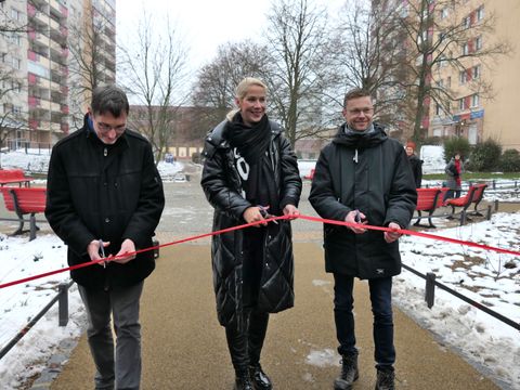 Cornelius Bechtler, Manuela Anders-Granitzki und Christian Petermann durchschneiden ein rotes Band