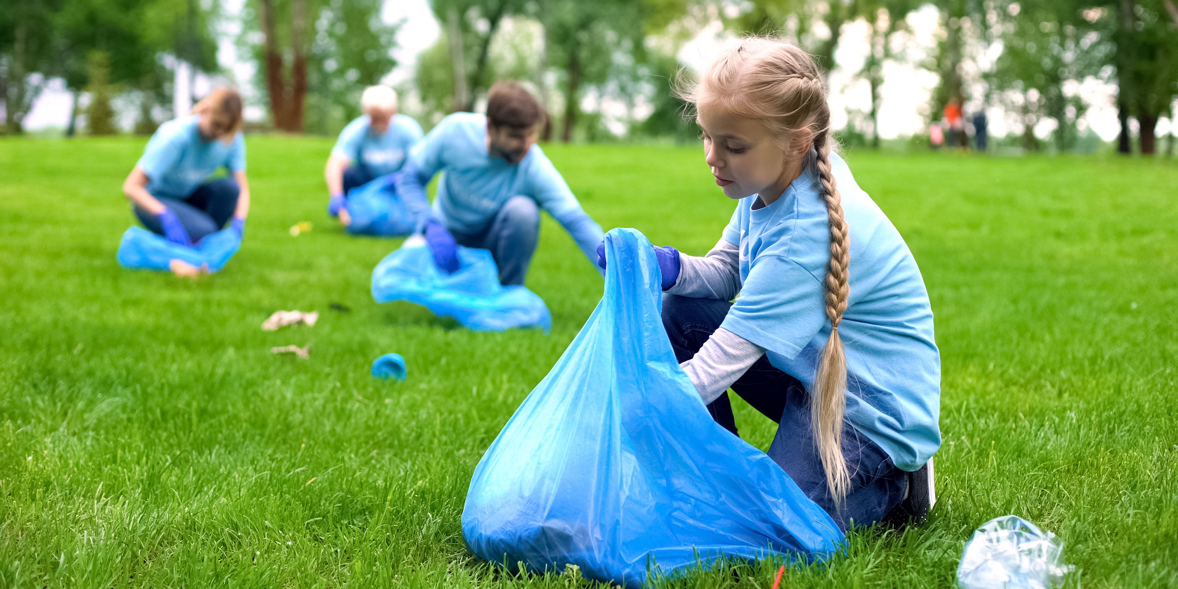 Kinder sammeln Müll im Park