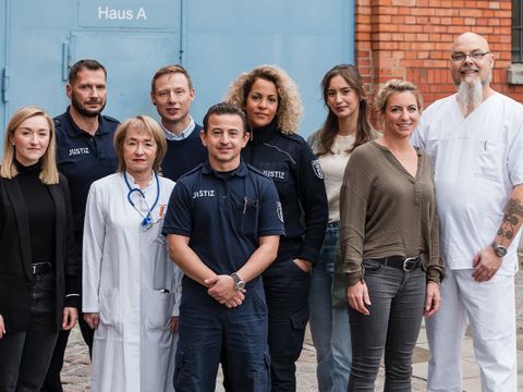 Gruppenfoto mit Mitarbeiterinnen und Mitarbeitern der Berliner Justiz