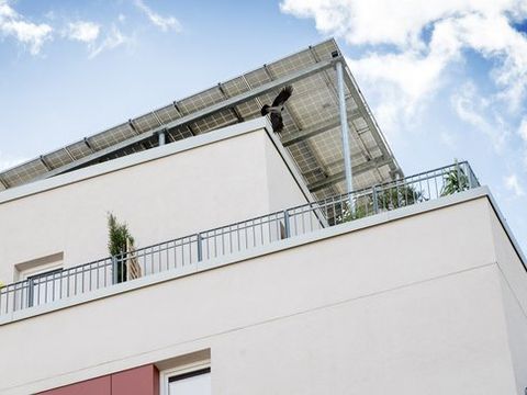 Gebäude Möckernkiez, Solaranlage auf Dach, von unten fotografiert