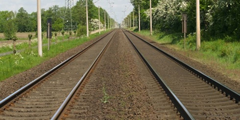 Bühnenbild Zwei Schienenstränge bis zum Horizont