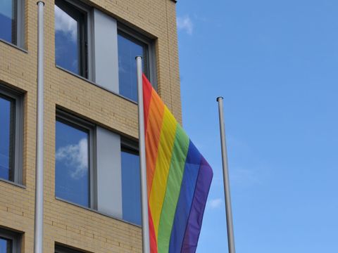 IDAHOBIT 2021 - Fahnenhissung am Tag gegen Homo- und Transphobie vor dem Rathaus