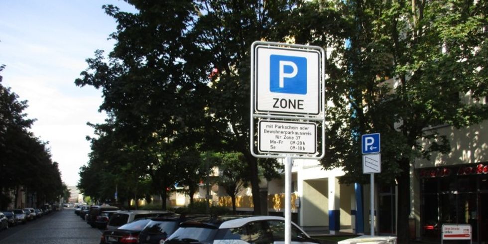 Parkende Autos hinter dem Parkzonenschild der Zone 37