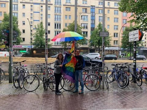 Clara Herrmann hisst am Rathaus die Regenbogenfahne