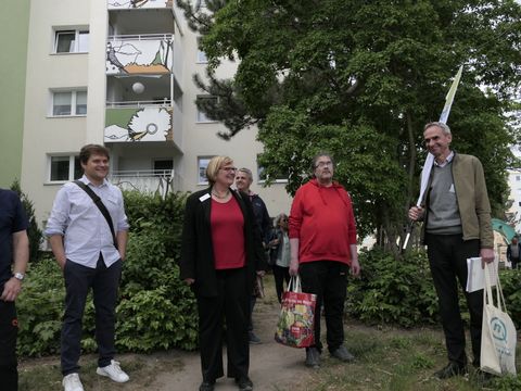 Frau Schöttler unterwegs mit Interessierten und Anwohner_innen auf einem Quartiersspaziergang rund um die Nahariyastraße