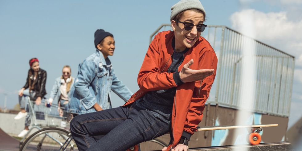 vier Jugendliche im Skatepark