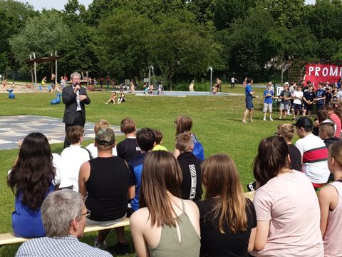 Bildvergrößerung: Bezirksbürgermeister Helmut Kleebank spricht zu den Schülerinnen und Schülern in der Freizeitanlage Südpark