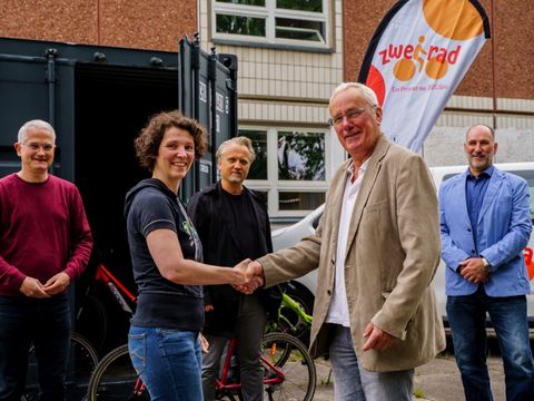 Mit Handschlag besiegeln Katharina Tümmler (Bezirksamt) und Günter Müller (BEGSpo) die Containerübergabe. Im Hintergrund: Jan Lehmann, Vors. BSB; Marco Dames, BEGSpo und Frank Nerlich vom Bewegungsnetzwerk Marzahn-Hellersdorf (v.l.)