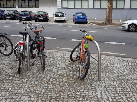 Straße mit Fahrradstreifen und -bügeln