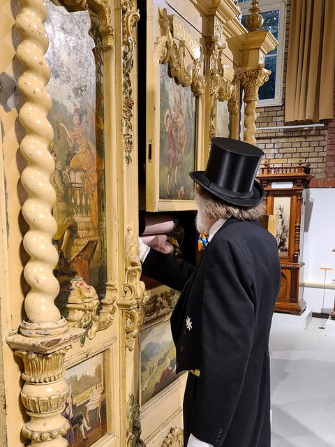 Am Orchestrion in der Ausstellung "Musica di strada"