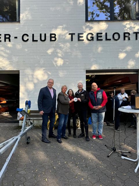 Bildvergrößerung: (v.l.n.r.): Harald Muschner (Bezirksstadtrat), Kerstin Köppen (BVV-Vorsteherin), Andrea Behnke (B‘90/Grüne), Stefan Klein (Ruder-Club Tegelort e.V., Vorsitzender), Stefan Valentin (SPD) 