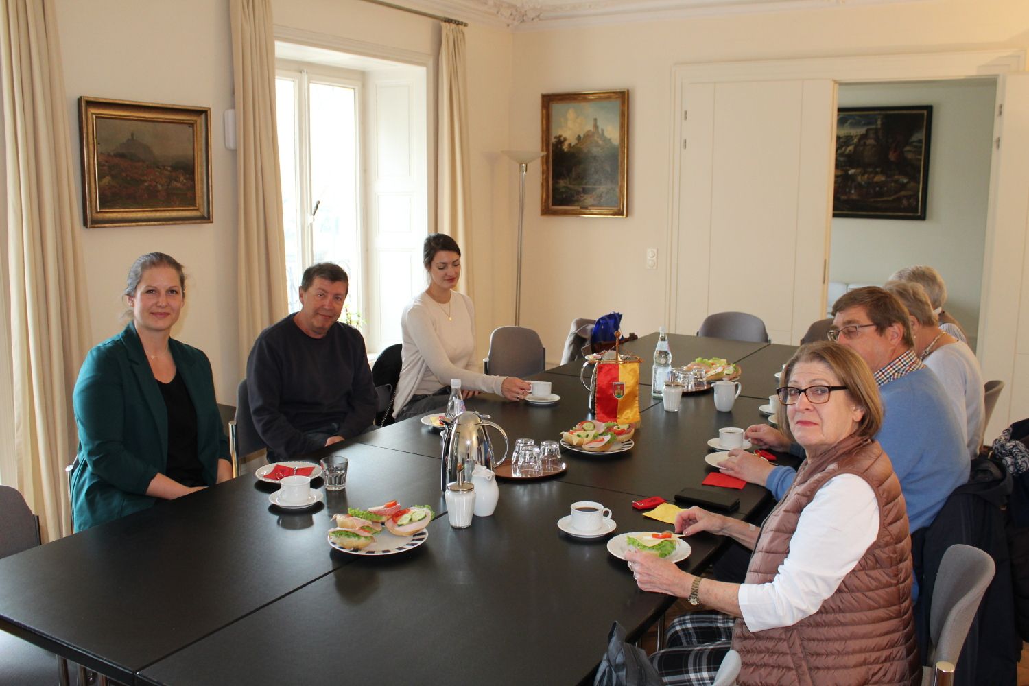 Bad Godesberg gibt sich die Ehre: Empfang am Sitz der Bezirksverwaltung (ganz links Partnerschaftsbeauftragte Maria Küther, daneben der damalige stellv. Bezirksbürgermeister Michael Wenzel, ganz vorne rechts Gisela Pflug (Vorsitzende Städtepartnerschaftsverein)