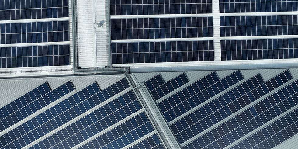 Solarmodule auf Dach von oben fotografiert