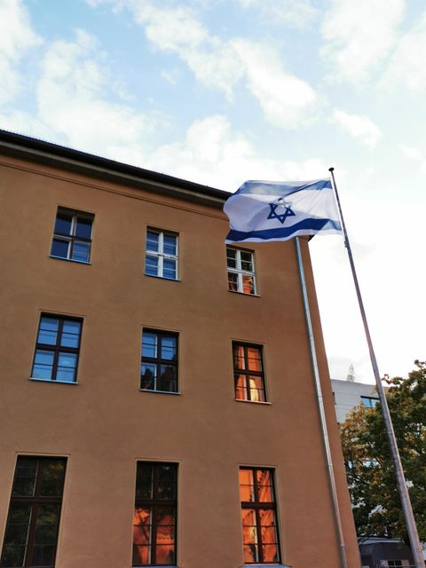 Zeichen der Solidarität: Israelische Flagge vor dem Rathaus Zehlendorf gehisst