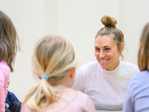 Carina Otte im Gespräch mit Kindern