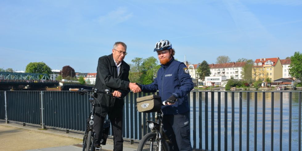 Bezirksstadtrat Hölmer mit Ordnungsamtsmitarbeiter