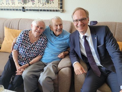 Bezirksstadtrat Carsten Spallek gratuliert Annelore und Gerhard Hanusch zur Kronjuwelenhochzeit.