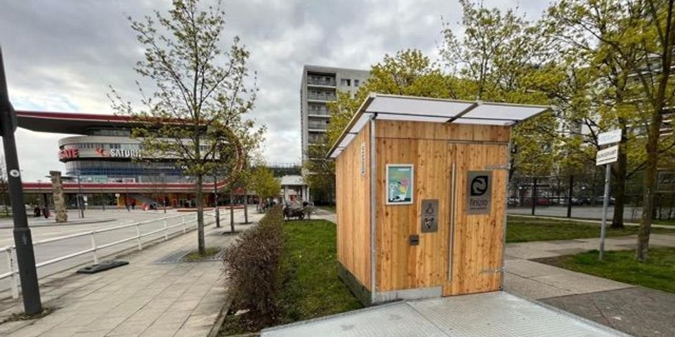 Hölzerne Öko-Toilette mit Rollstuhlrampe am Busbahnhof am Eastgate