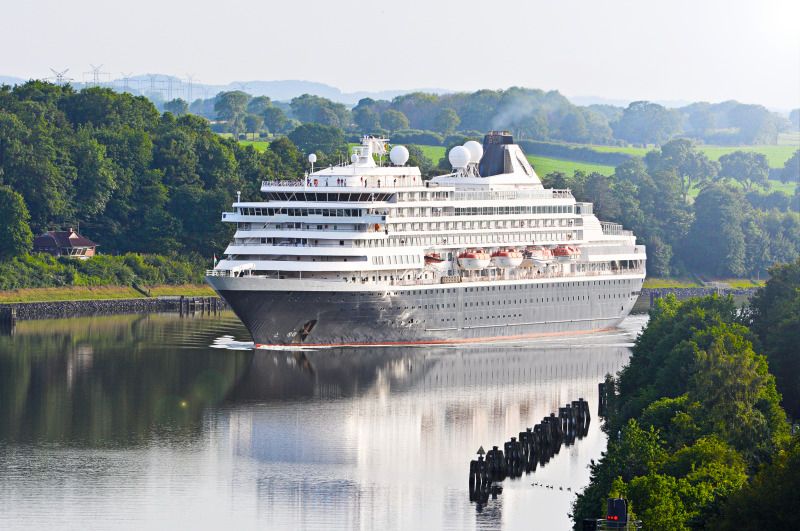 Kreuzfahrtschiff auf einem Fluss