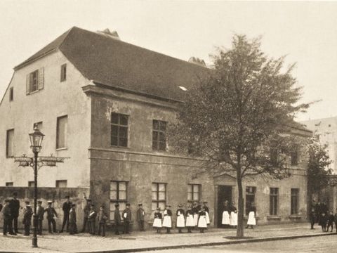 Das alte Waisenhaus am Kirchplatz (heute Gierkeplatz)