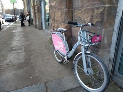 Bildvergrößerung: Leihfahrrad mit dem Slogan der Stadt "People Make Glasgow"