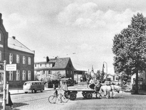 Historische Aufnahme von der Kreuzung vor der alten Dorfschule mit Pferdegespann