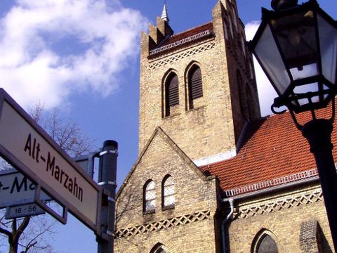 Kirche Alt-Marzahn mit Straßenschild Alt-Marzahn