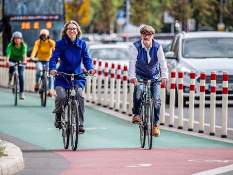 Fahrradfahrerinnen und -fahrer auf der Holzmarktstraße