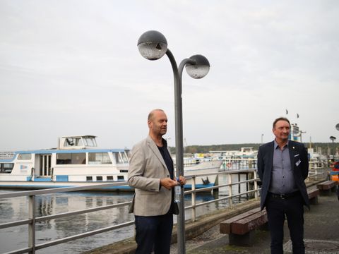 Bildvergrößerung: Prof. Dr. Schaal (RIK Berlin Südwest) und Michael Pawlik (Leiter der Wirtschaftsförderung Steglitz-Zehlendorf) am Wannsee