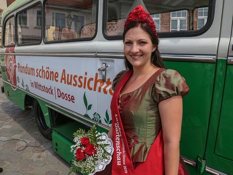 Die Rosenkönigin Tanja vor dem Werbebus der Landesgartenschau Wittstock