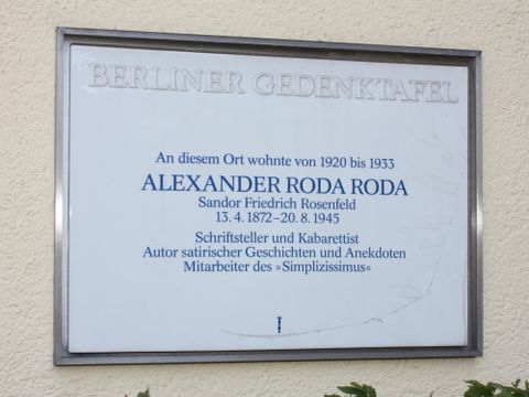 Bildvergrößerung: Die Gedenktafel für Alexander Roda Roda.