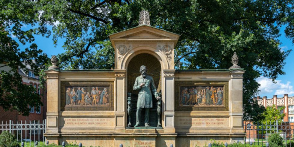 Denkmal für Albrecht von Graefe in der Nähe der Charitè