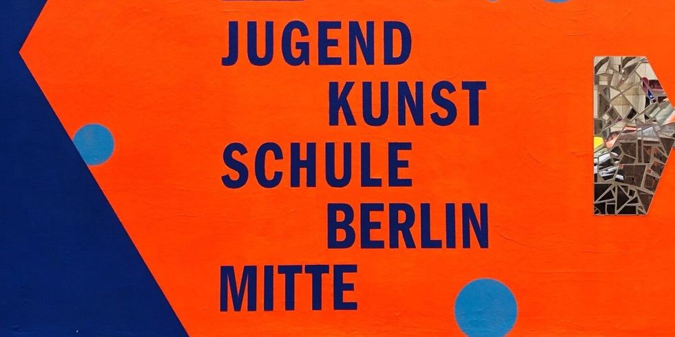 Schriftzug Jugend Kunst Schule Berlin Mitte auf einer Wand