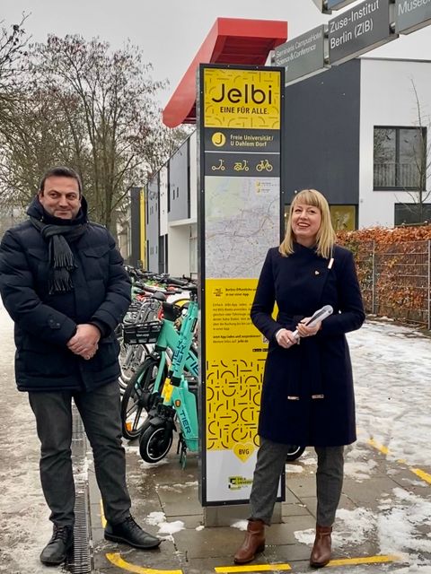 Bildvergrößerung: Bezirksstadtrat Urban Aykal und Jenny Zeller, Vorständin für Personal und Soziales bei der BVG