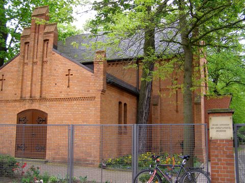 Eingangsbereich mit Blick auf die Feierhalle des Neuen Zwölf-Apostel-Friedhofs